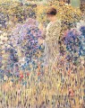 Dame in einem Garten Impressionist Frauen Frederick Carl Frieseke